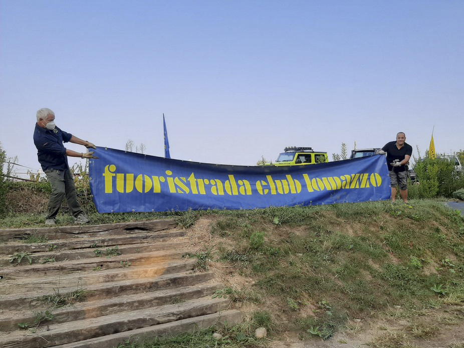 Striscione del Fuoristrada Club Lomazzo durante una manifestazione